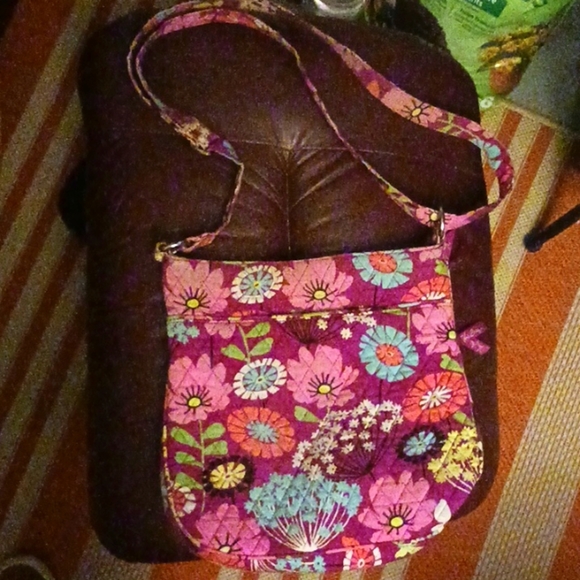 GREAT CONDITION VERA BRADLEY PURPLE FLORAL CROSSBODY BAG W/4 ZIPPER POCKETS - Picture 1 of 11